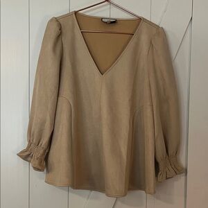 Tuckernuck Chic Beige V-Neck Blouse. Butter soft and so flattering! Size Medium🌺